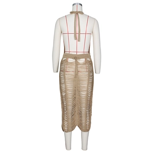 Detail des khakifarbenen Strickkleids mit Cut-out-Durchbruchmuster und Riss-Textur