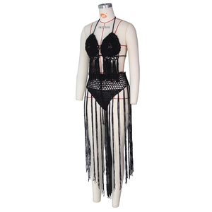 Detailansicht eines schwarzen Häkel-Bikini-Sets mit langen Fransen und Neckholder-Top