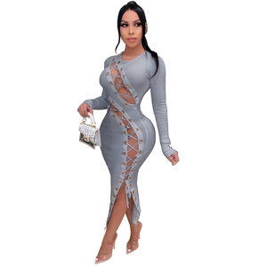 Detail der sexy seitlichen Schnürung und des gerippten Strickstoffs an grauem Kleid