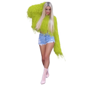 Détail du pull en tricot à franges vert vif avec manches longues et col rond texturé