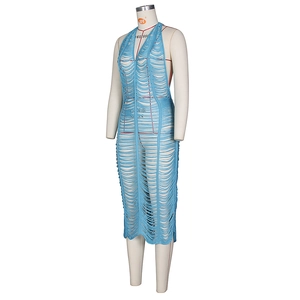 Nahaufnahme eines hellblauen Häkelkleides mit Cut-Outs, Strickoptik und Neckholder-Ausschnitt