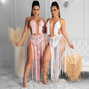 Handgefertigtes Häkel-Bikini-Set in Pink und Weiß mit Fransenrock und Strandtasche