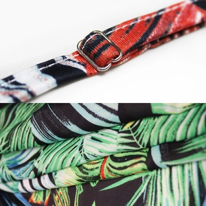 Détail de la boucle argentée ajustable et de l'imprimé palmier tropical sur le tissu