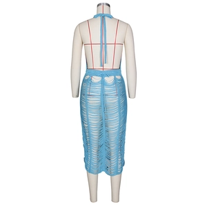 Makroaufnahme von himmelblauem Häkelstrick mit Cut-Out-Mustern für das Strandkleid