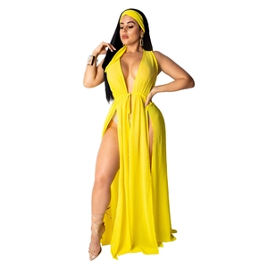 Détail du cache-maillot en mousseline jaune avec col en V profond et fentes latérales