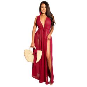 Détail d'un cache-maillot en mousseline bordeaux avec fentes hautes et lien à nouer