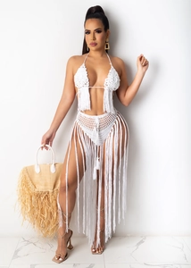 Detail des weißen Häkelbikinis mit langen Boho-Fransen und aufwendigen Strickmustern