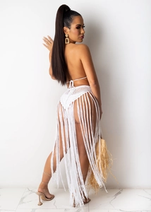 Detailaufnahme einer weißen Häkel-Bikinihose mit langen Fransen und Strickmuster