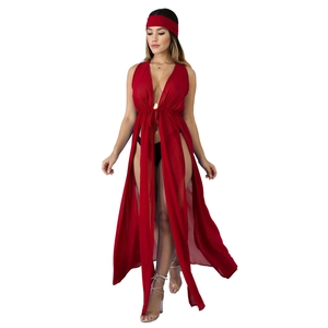 Détail d'un cardigan de plage long en mousseline bordeaux avec cordon et bandeau assorti