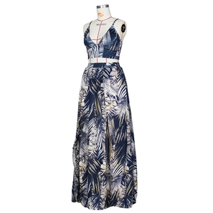 Vue détaillée de l'imprimé palmier tropical sur le crop top col V et l'ensemble jupe longue