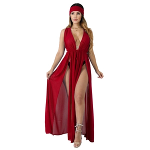 Détail d'un cache-maillot rouge en mousseline à fentes hautes avec bandeau assorti
