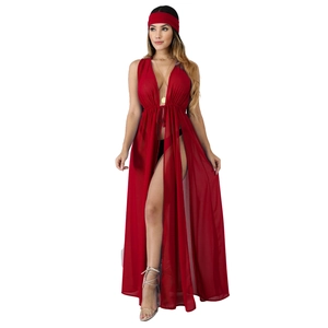 Détail d'un cache-maillot rouge en mousseline avec col en V profond et bandeau assorti