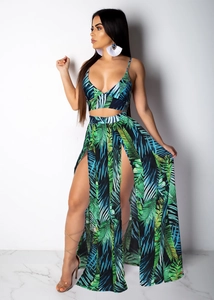 Détail d'un ensemble deux pièces à imprimé palmier avec jupe longue fendue et crop top