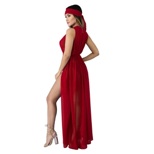 Détail d'un paréo de plage en mousseline rouge avec fente et foulard assorti