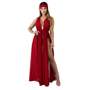 Détail d'un cache-maillot rouge en mousseline transparente avec fente et bandeau