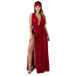 Détail du cache-maillot rouge en mousseline avec cordon de serrage et bandeau assorti