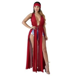 Vue détaillée du cache-maillot en mousseline rouge avec fente latérale et lien à la taille