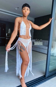 Detailansicht weißes handgefertigtes Häkel-Bikini-Set mit langen Fransen für den Strand