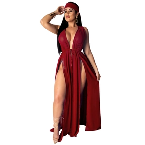 Détail d'un cache-maillot long bordeaux en mousseline avec col en V et fentes