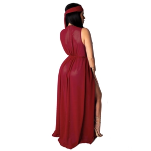 Détail de robe longue en mousseline rouge foncé avec fente latérale et taille haute