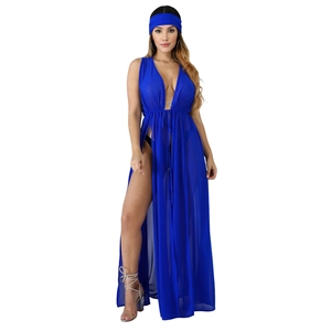 Détail du cache-maillot en mousseline bleu foncé avec taille à cordon et fentes