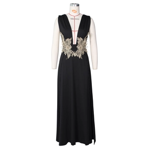 Vue détaillée de la robe noire avec broderies en dentelle dorée raffinées sur la taille