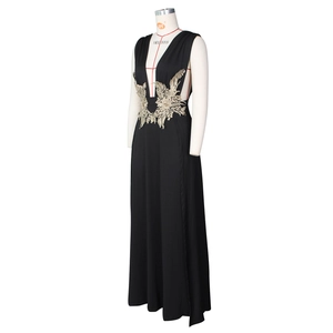 Vue détaillée d'une élégante robe de soirée noire avec broderie en dentelle dorée à la taille