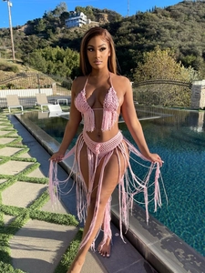 Detail eines rosa handgehäkelten Bikini-Sets mit ultralangen Boho-Netzfransen-Details