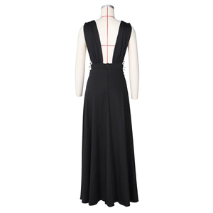 Vue détaillée du dos de la robe de soirée noire avec col en V profond et dos nu