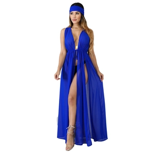 Détail du cache-maillot en mousseline bleu roi avec col en V et fente haute