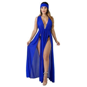 Détail du cache-maillot en mousseline bleu roi avec taille à cordon et fente latérale haute