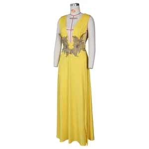 Vue détaillée de la robe jaune avec décolleté en V et broderie florale dorée à la taille