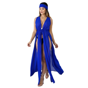 Détail du cache-maillot en mousseline bleu roi avec bandeau assorti et fente haute