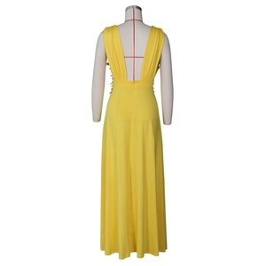 Détail d'une robe de soirée jaune à dos nu et décolleté en V profond sur mannequin