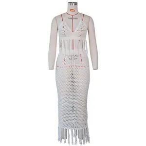 Détail du haut dos nu en crochet blanc et de la jupe à ajourée avec pompons
