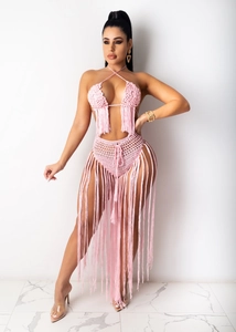 Detailansicht des rosa Häkel-Bikini-Sets mit Neckholder-Top und langen Fransen