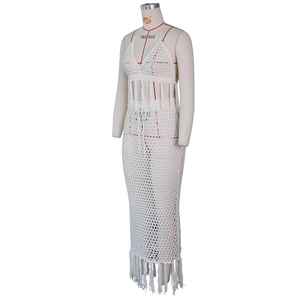 Détail d'un ensemble deux pièces en crochet blanc avec ourlet à franges et maille ajourée