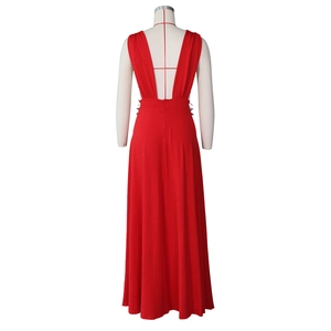Détail de robe de soirée rouge longue au sol avec dos nu en V profond et coupe élégante