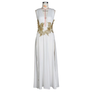 Robe de soirée blanche col en V profond avec appliques dorées et fente latérale haute