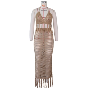 Ensemble bohème deux pièces au crochet kaki avec haut licou à franges et jupe ajourée longue