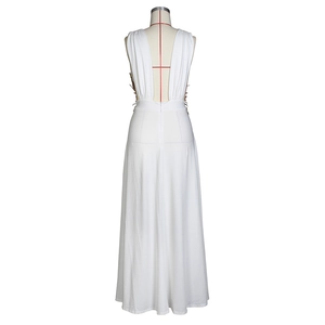 Détail de la robe de soirée blanche avec dos nu et ornements de feuilles dorées sur le côté
