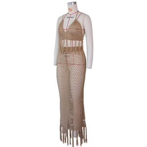 Détail d'un ensemble bohème en crochet kaki avec franges et maille ajourée tricotée