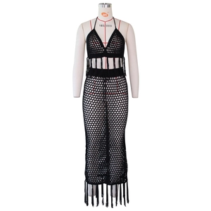 Gros plan sur l'ensemble au crochet noir avec textures ajourées et détails de franges