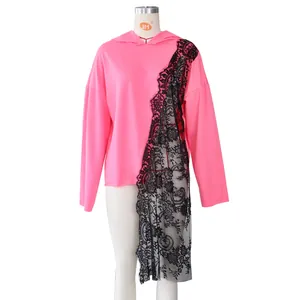 Détail du sweat à capuche rose avec patchwork de dentelle noire florale et tissu jersey doux