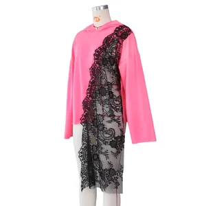 Détail du sweat à capuche rose vif avec dentelle noire et ourlet asymétrique irrégulier