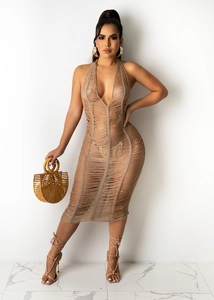 Detail eines Häkelstrick-Midikleids mit tiefem V-Ausschnitt und Halter-Ausschnitt