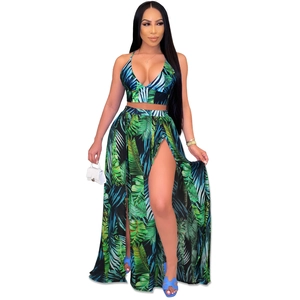Détail de l'ensemble deux pièces à imprimé tropical avec top à col V et jupe à fente haute