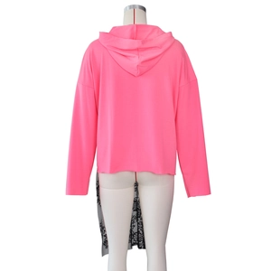Détail du sweat à capuche rose avec bordure en dentelle noire et design d'épaule tombante