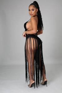 Detail von schwarzem Häkel-Halter-Top und langem Fransirock für Strand und Partys