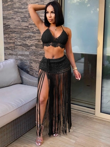 Schwarzes Häkel-Set für Damen mit Neckholder-Bikinioberteil und langem Rock mit Fransenbesatz